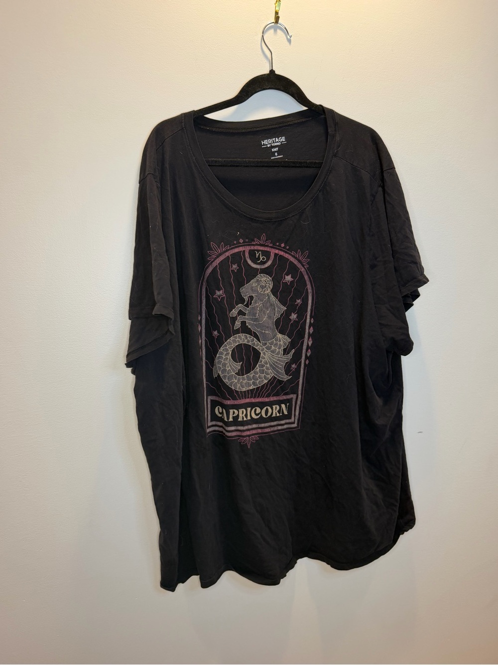Torrid astrology tee - Capricorn 5X